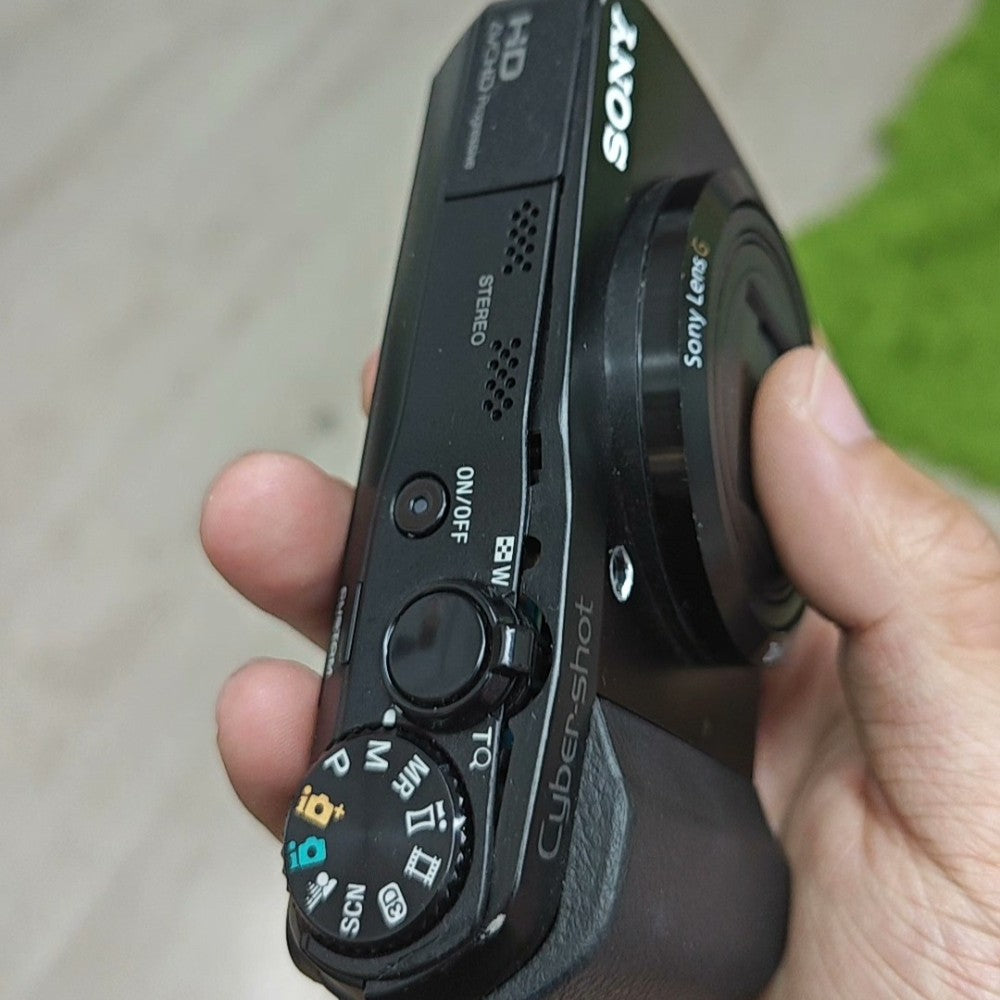 Cyber-shot DSC-HX30V 18 MP Digital Camera with Accessories Time Lapse Black